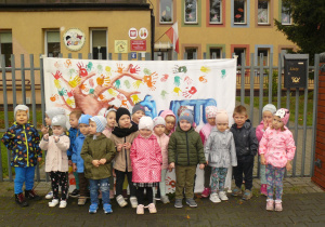 Zdjęcie grupowe dzieci przed przedszkolem